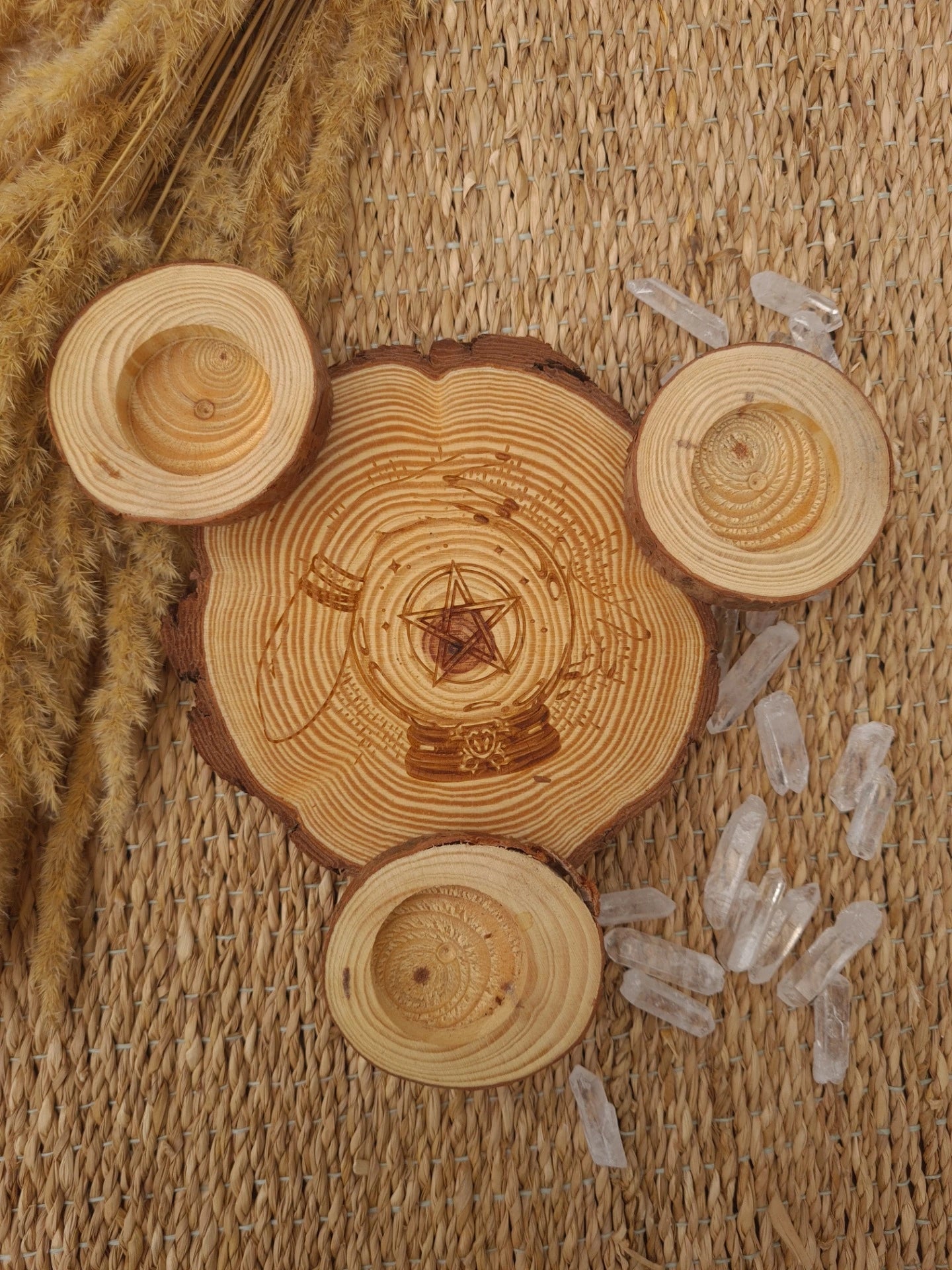 Klotställ i trä - kristallkula med hand