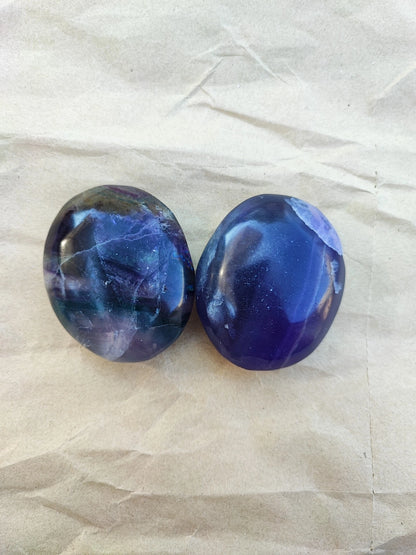 Regnbågsfluorit - palmstone