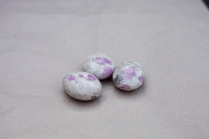 Rosa turmalin i kvarts - palmstone