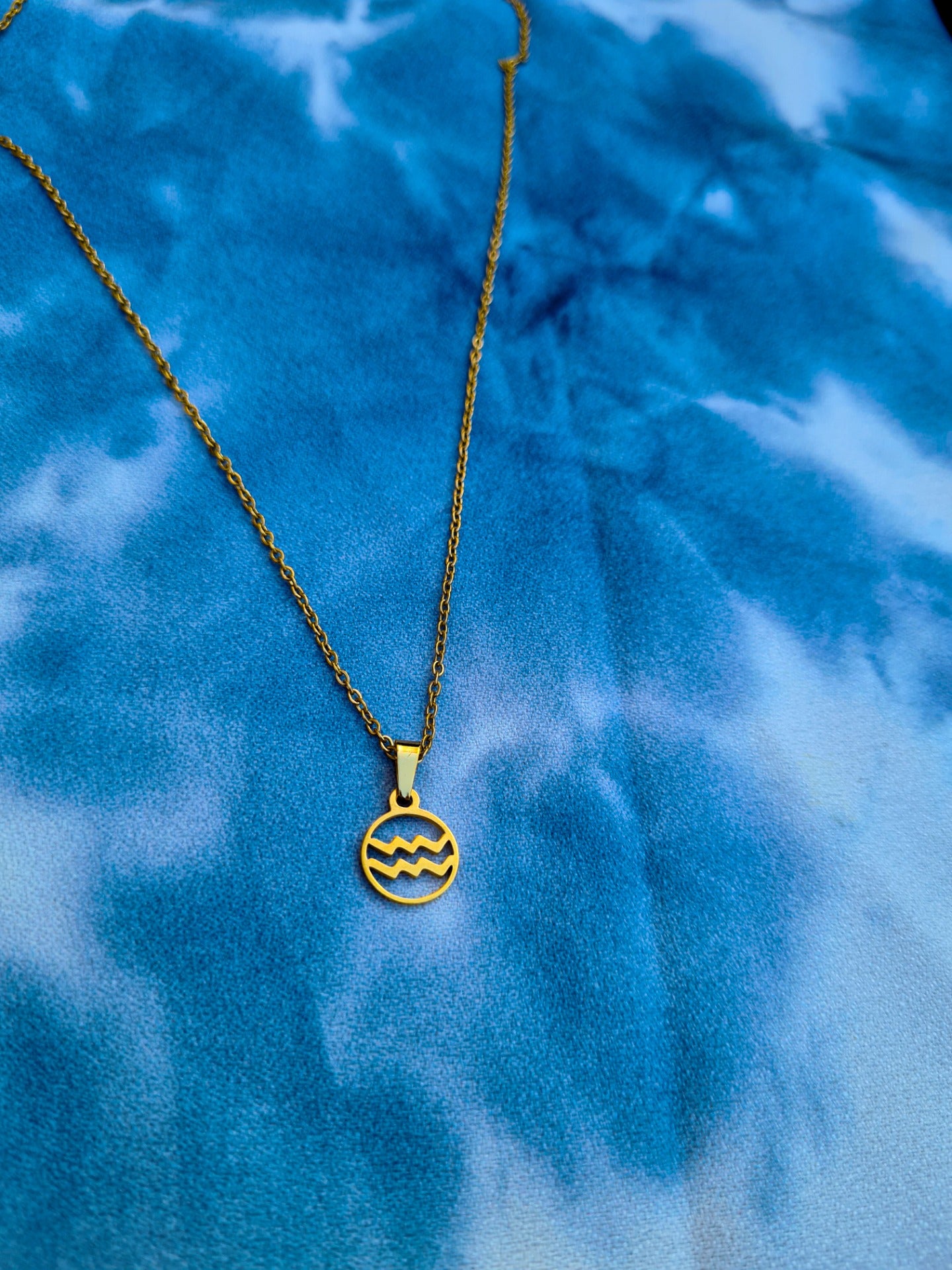 Aquarius necklace gold